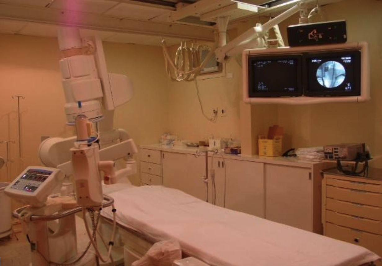 Sala de procedimentos endovasculares com equipamento de raio-X em arco em C digital